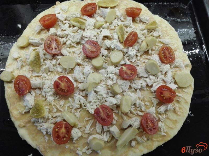 Фото приготовление рецепта: Пицца с белыми грибами и чесночным соусом шаг №8
