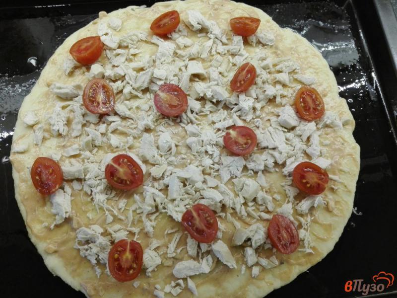 Фото приготовление рецепта: Пицца с белыми грибами и чесночным соусом шаг №7
