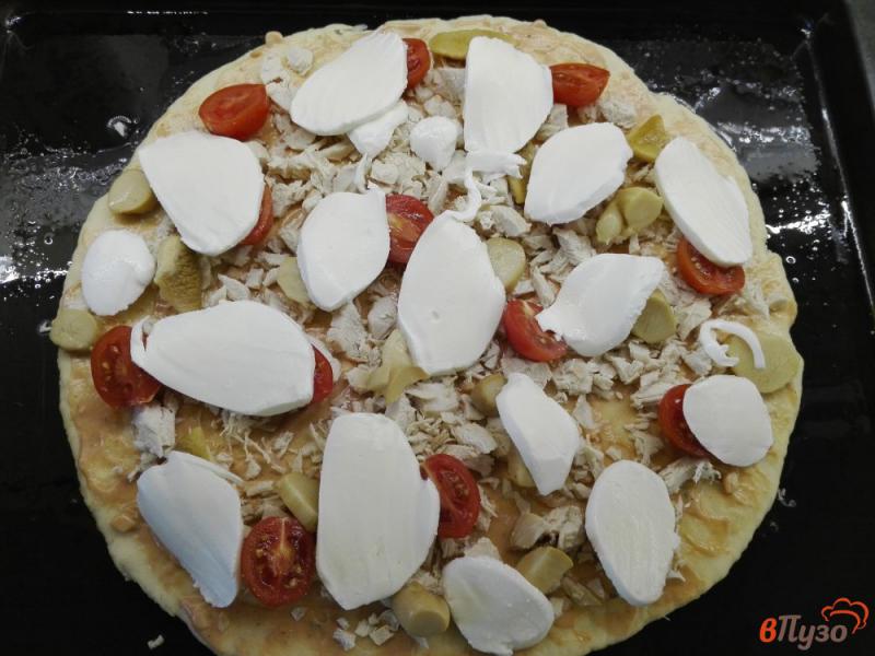 Фото приготовление рецепта: Пицца с белыми грибами и чесночным соусом шаг №9