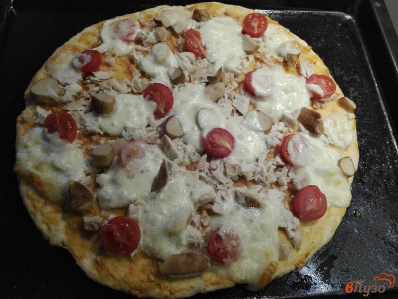 Фото приготовление рецепта: Пицца с белыми грибами и чесночным соусом шаг №10