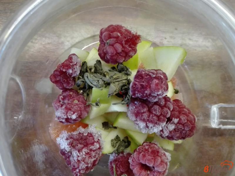 Фото приготовление рецепта: Розовый фруктово-ягодный чай шаг №5