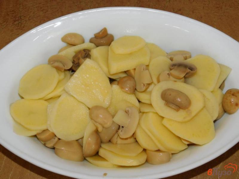 Фото приготовление рецепта: Запеченный картофель с грибами в сливках шаг №2