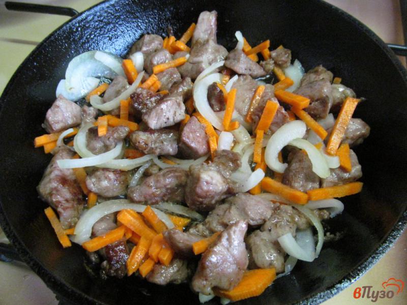 Фото приготовление рецепта: Мясо с овощами и пампушками шаг №6