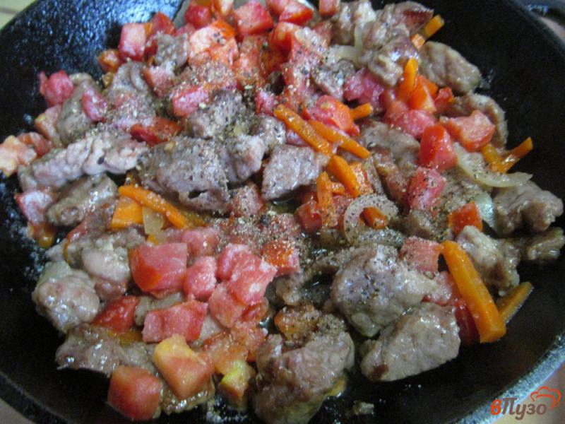 Фото приготовление рецепта: Мясо с овощами и пампушками шаг №7