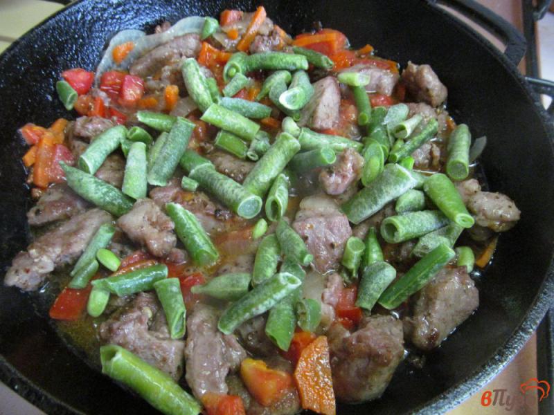 Фото приготовление рецепта: Мясо с овощами и пампушками шаг №8