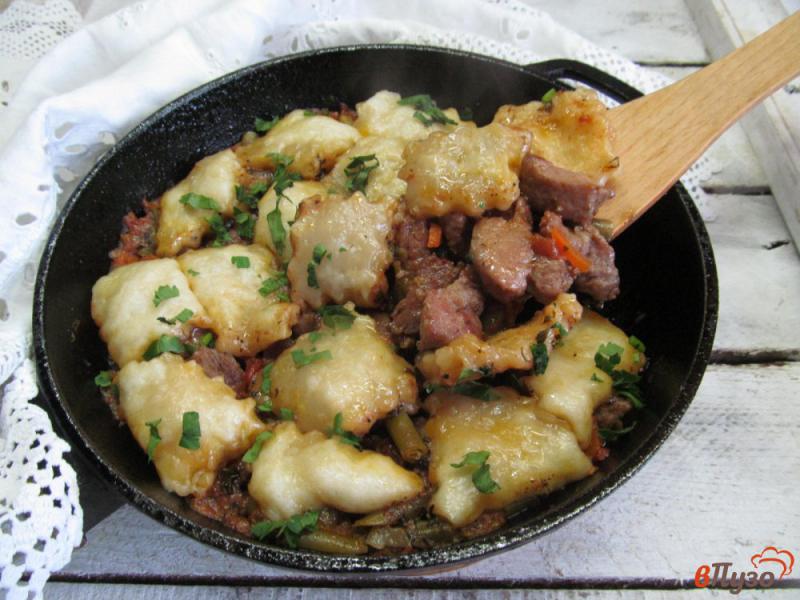 Фото приготовление рецепта: Мясо с овощами и пампушками шаг №12