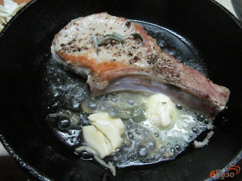Фото приготовление рецепта: Жареные свиные стейки с яблоком шаг №1