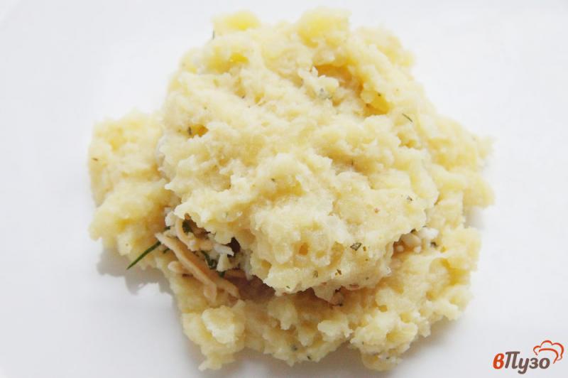 Фото приготовление рецепта: Картофельные зразы с яйцом, сыром и зеленью шаг №6