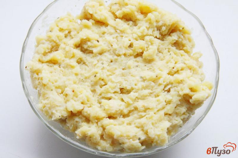 Фото приготовление рецепта: Картофельные зразы с яйцом, сыром и зеленью шаг №4