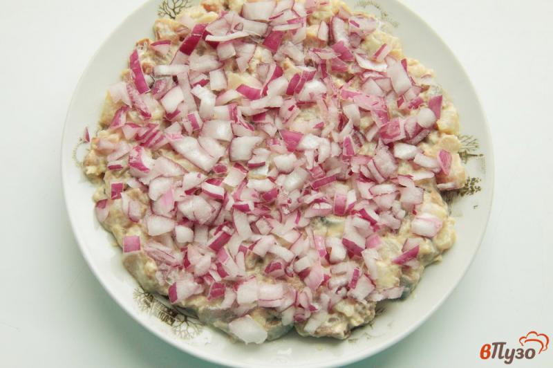 Фото приготовление рецепта: Слоеный салат с сельдью и грецкими орехами шаг №5
