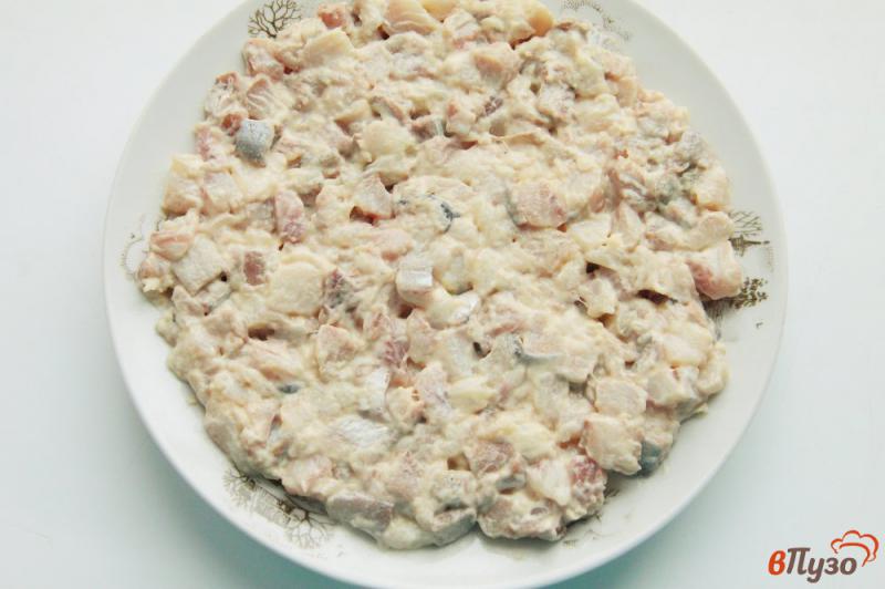 Фото приготовление рецепта: Слоеный салат с сельдью и грецкими орехами шаг №4