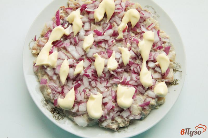 Фото приготовление рецепта: Слоеный салат с сельдью и грецкими орехами шаг №6