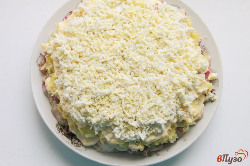 Фото приготовление рецепта: Слоеный салат с сельдью и грецкими орехами шаг №8