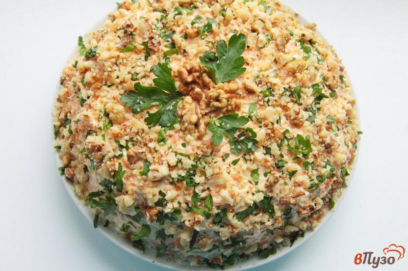 Фото приготовление рецепта: Слоеный салат с сельдью и грецкими орехами шаг №10