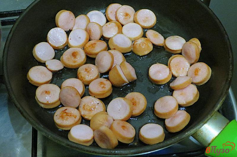 Фото приготовление рецепта: Макароны с яйцом и сосисками шаг №3