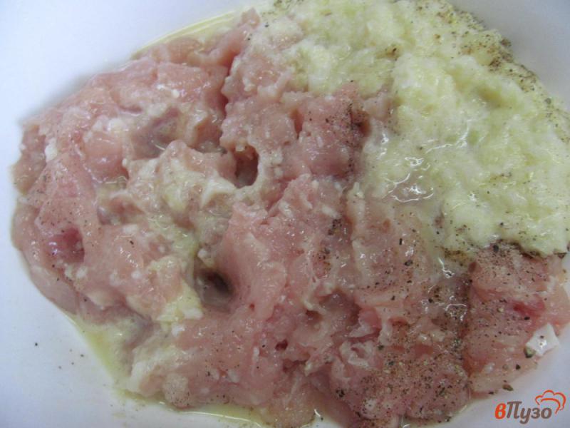 Фото приготовление рецепта: Суп с кабачком и фрикадельками из курицы шаг №1