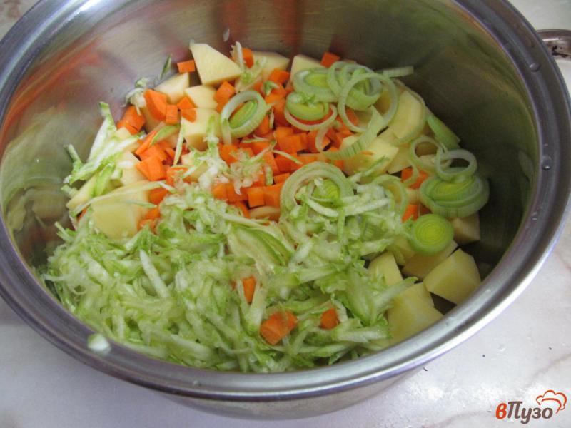 Фото приготовление рецепта: Суп с кабачком и фрикадельками из курицы шаг №3