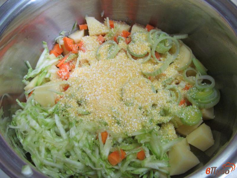 Фото приготовление рецепта: Суп с кабачком и фрикадельками из курицы шаг №4