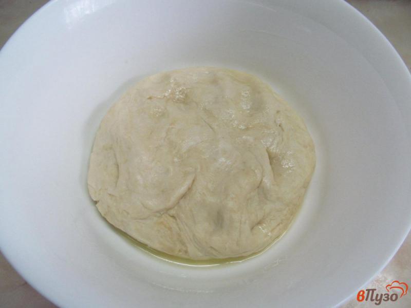 Фото приготовление рецепта: Фокачча со свежим базиликом и перцем чили шаг №3