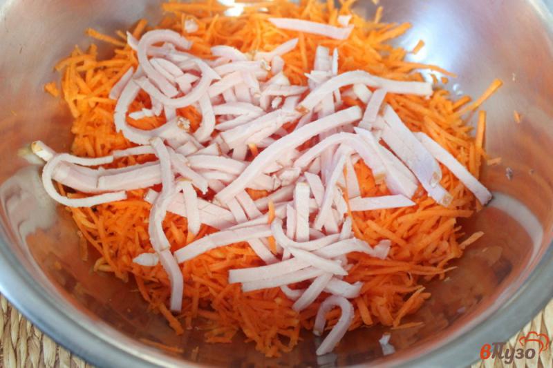 Фото приготовление рецепта: Морковный салат с ветчиной шаг №2