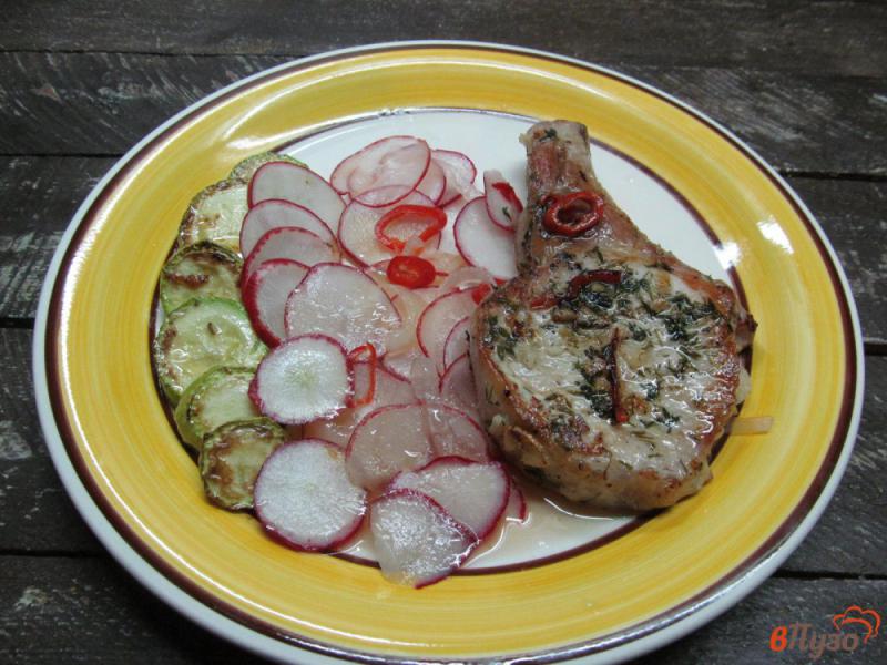 Фото приготовление рецепта: Свиной стейк с жареным кабачком и маринованным редисом шаг №5