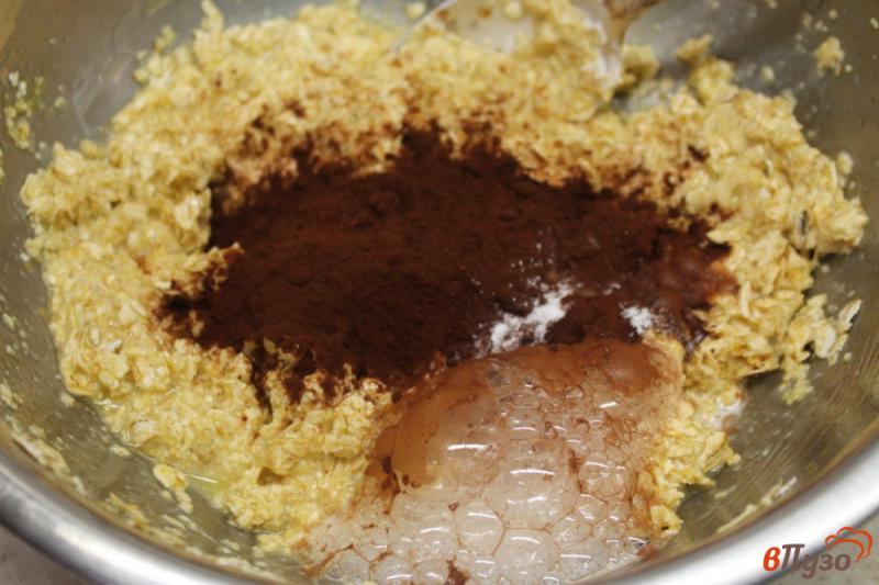 Фото приготовление рецепта: Овсяное печенье на подсолнечном масле с орехами и какао шаг №4
