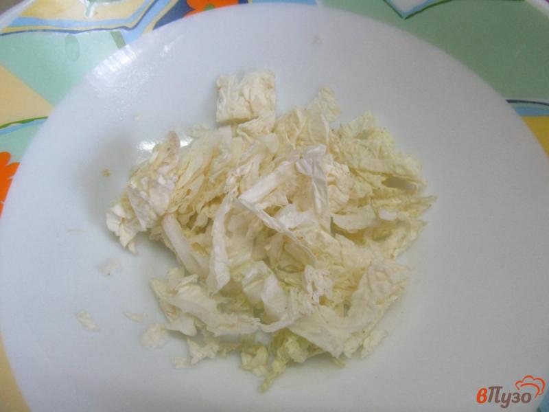 Фото приготовление рецепта: Салат из пекинской капусты с помидором и сыром «Фета» шаг №1