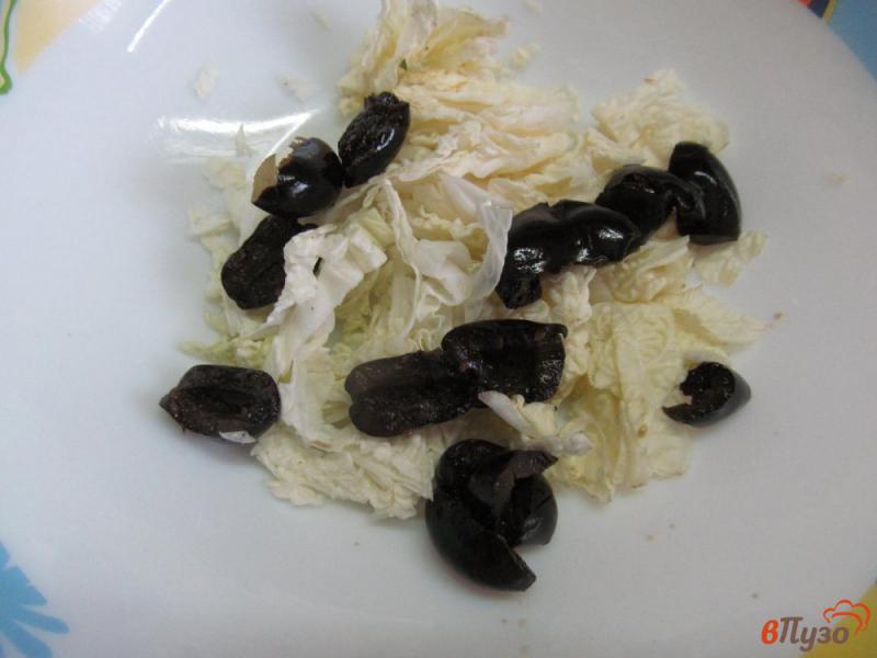 Фото приготовление рецепта: Салат из пекинской капусты с помидором и сыром «Фета» шаг №2