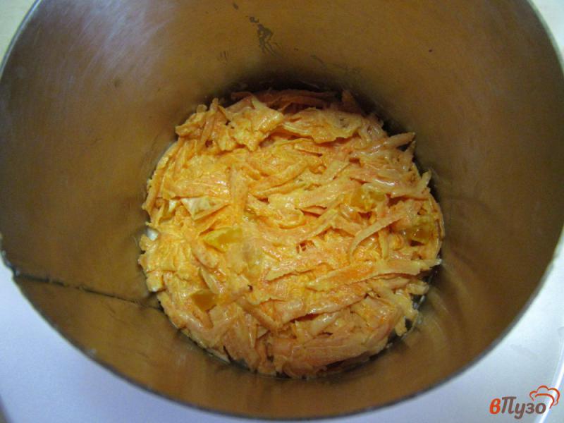 Фото приготовление рецепта: Слоеный салат из моркови свеклы и сыра шаг №5