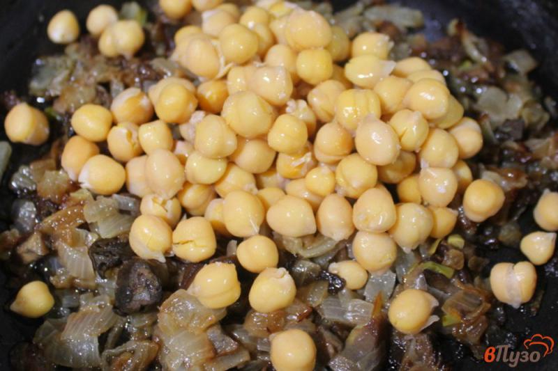 Фото приготовление рецепта: Лесные грибы с нутом и плавленным сыром шаг №4