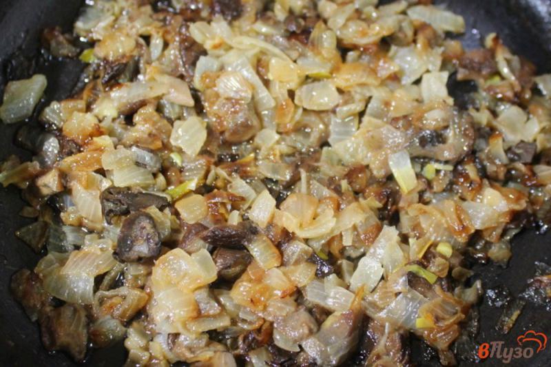 Фото приготовление рецепта: Лесные грибы с нутом и плавленным сыром шаг №3