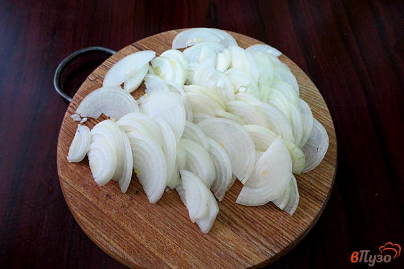 Фото приготовление рецепта: Салат из маринованного лука шаг №3