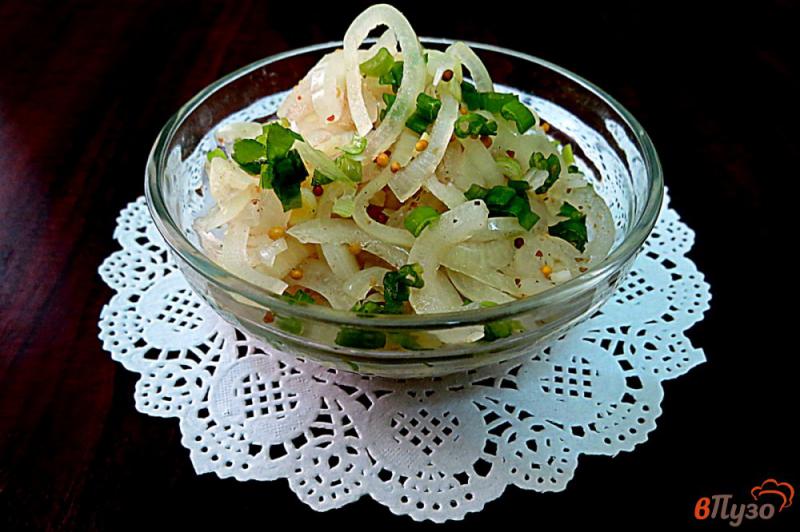 Фото приготовление рецепта: Салат из маринованного лука шаг №7