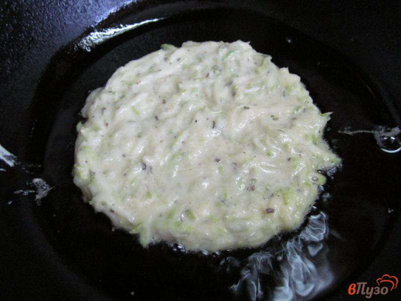 Фото приготовление рецепта: Закуска из кабачковых лепешек со свекольной начинкой шаг №3
