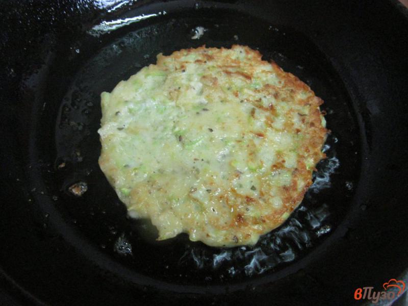 Фото приготовление рецепта: Закуска из кабачковых лепешек со свекольной начинкой шаг №4