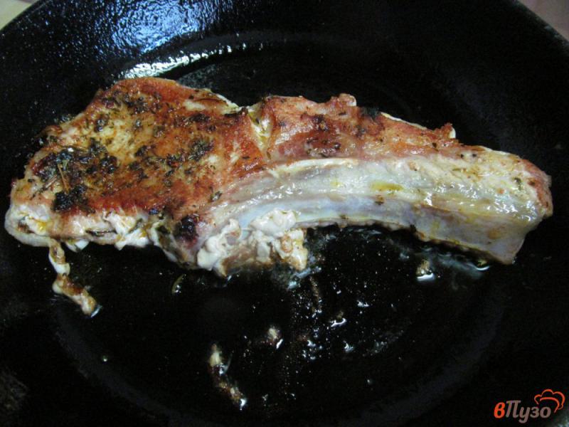 Фото приготовление рецепта: Свиной стейк с репой шаг №3