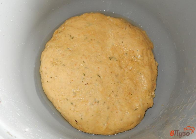 Фото приготовление рецепта: Пирог с колбасным сыром шаг №8