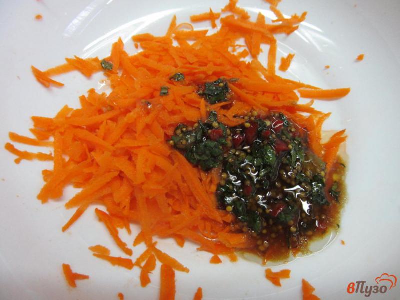 Фото приготовление рецепта: Овощной салат из пекинской капусты с оливками шаг №4