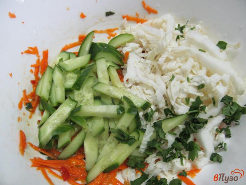 Фото приготовление рецепта: Овощной салат из пекинской капусты с оливками шаг №5