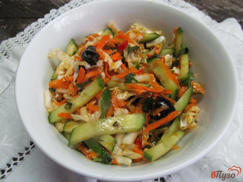 Фото приготовление рецепта: Овощной салат из пекинской капусты с оливками шаг №7