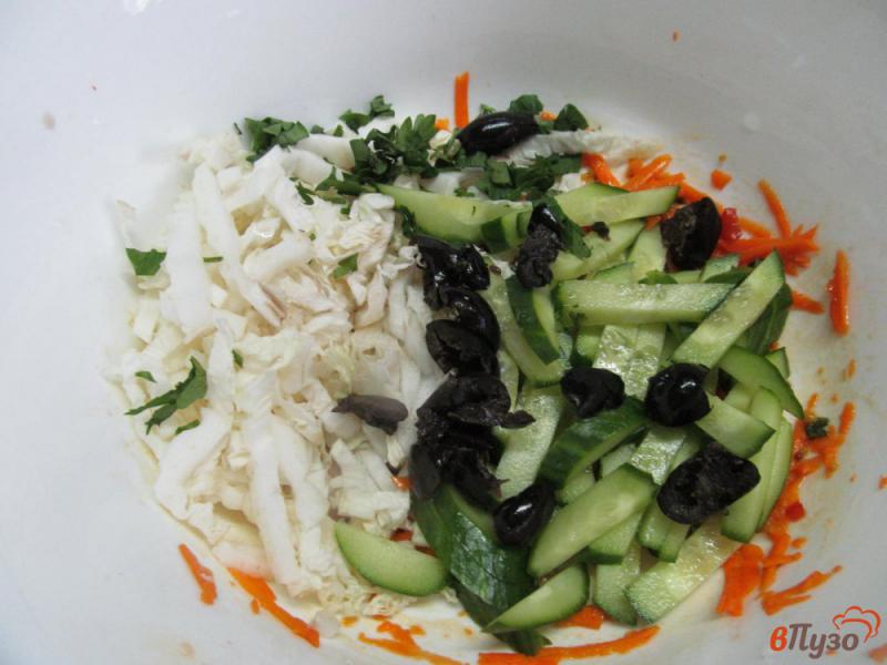 Фото приготовление рецепта: Овощной салат из пекинской капусты с оливками шаг №6