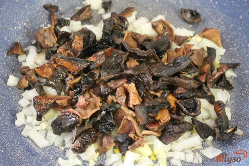 Фото приготовление рецепта: Соус из лесных грибов шаг №3