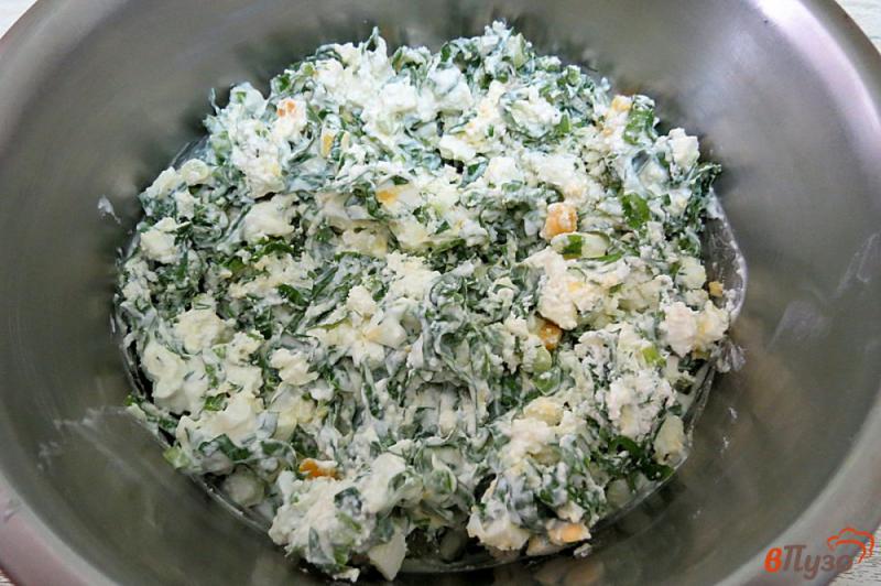 Фото приготовление рецепта: Салат из черемши и творога шаг №7
