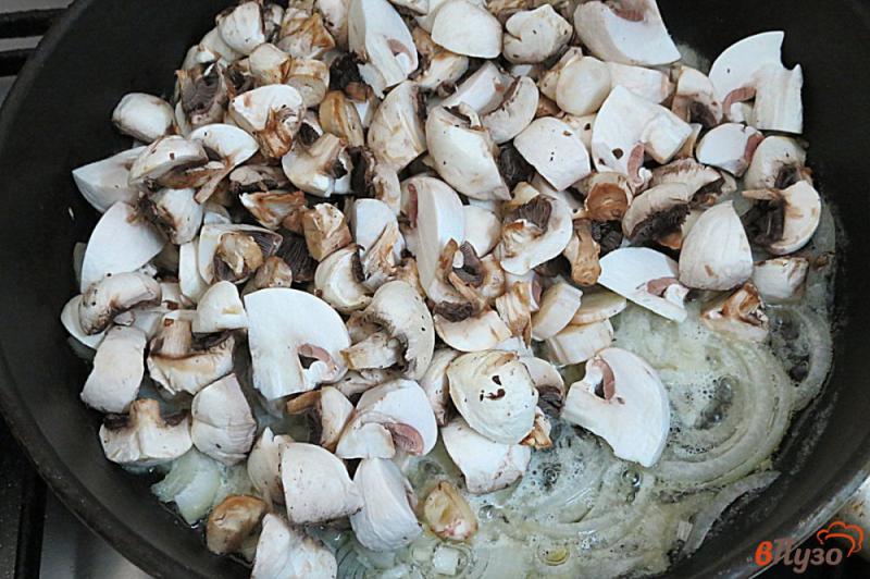 Фото приготовление рецепта: Соус грибной к пасте, кашам и овощам шаг №4