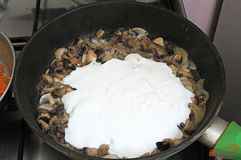 Фото приготовление рецепта: Соус грибной к пасте, кашам и овощам шаг №5