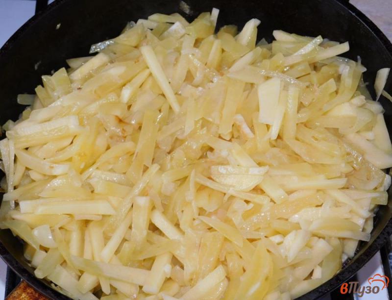 Фото приготовление рецепта: Картофель, тушеный с луком шаг №2