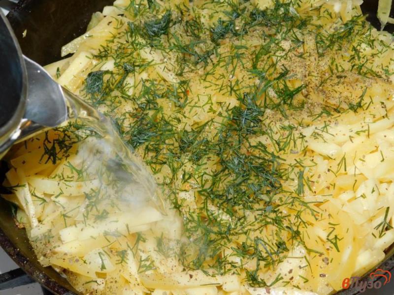 Фото приготовление рецепта: Картофель, тушеный с луком шаг №3