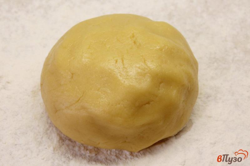 Фото приготовление рецепта: Тонкое фигурное печенье из песочного теста шаг №4