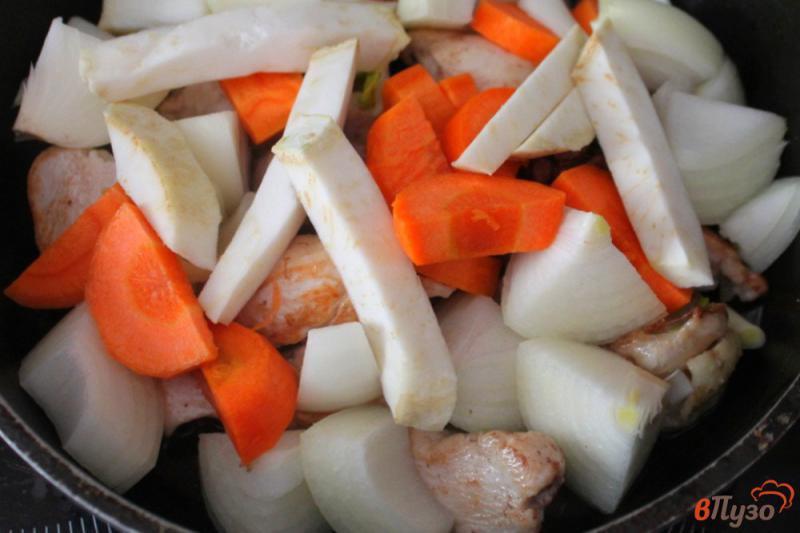 Фото приготовление рецепта: Куриный паштет с морковкой и сельдереем шаг №2