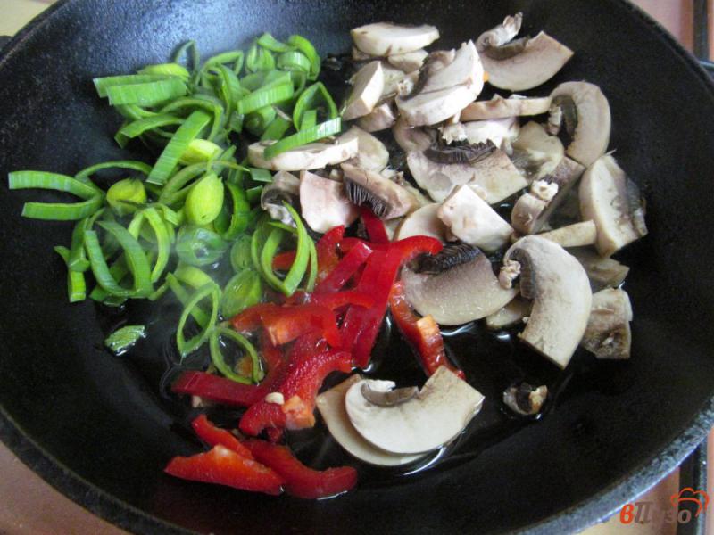 Фото приготовление рецепта: Французский омлет с салат из редиски шаг №1